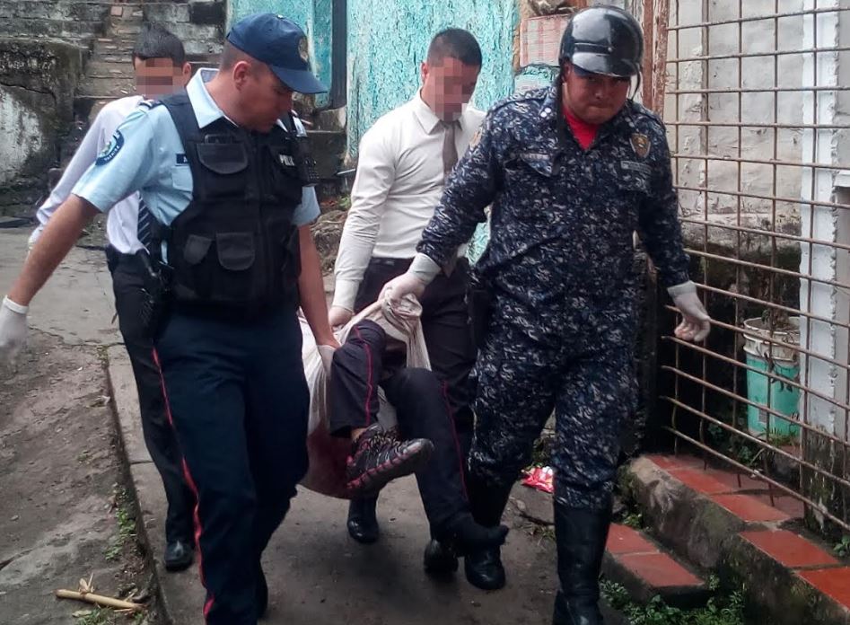 cadaver_vereda El cadáver fue retirado a través de veredas en una cobija que fue aportada por miembros de la comunidad