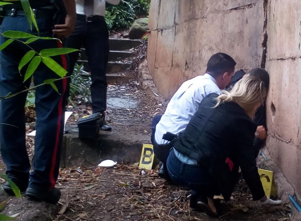 En la vereda 5 del barrio El Paradero, cerca de donde mataron al desconocido, existe una capillita en memoria de otra persona víctima de homicidio, según el comentario de vecinos