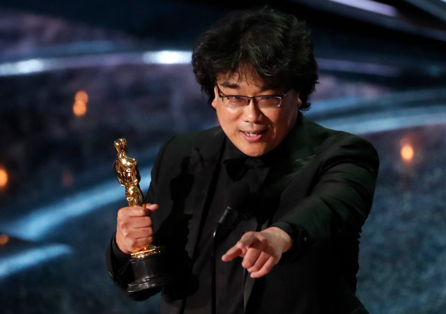 El director Bong Joon-ho acepta el Oscar a la Mejor Película en Lengua Extranjera por “Parásito” de Corea del Sur en los 92 Premios de la Academia en Hollywood, Los Ángeles, California, Estados Unidos, 9 de febrero de 2020.
