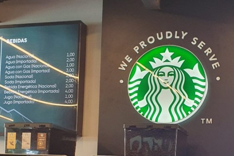 YEET niega que haya ocultado el logo de Starbucks y asegura que funciona con normalidad