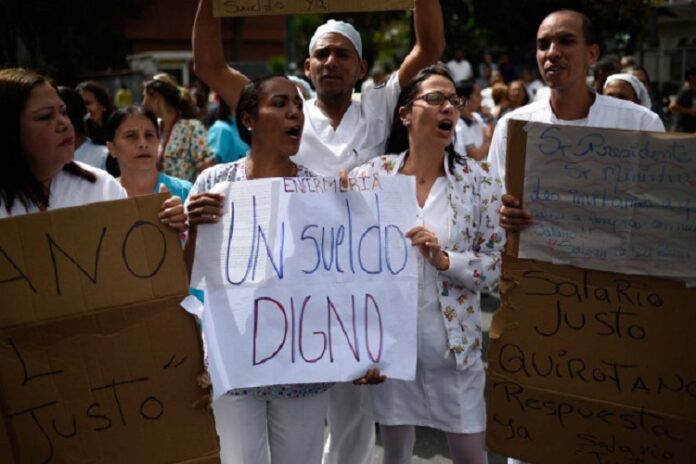 Un 65% de enfermeros en Venezuela «se rebusca» con otros oficios por bajos sueldos