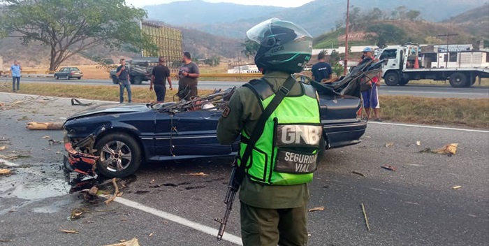 Le cayó un árbol a su vehículo: Identificaron a la víctima fatal del accidente en la Autopista Regional