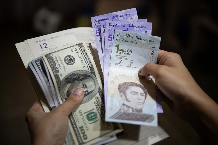 ¿Cuánto se devaluó el bolívar frente al dólar en el primer semestre de 2023?