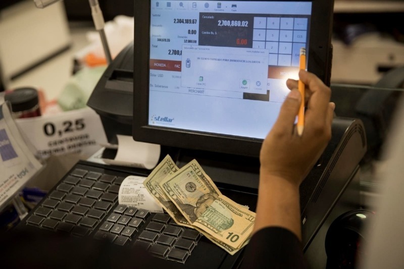 Denuncian que el Seniat le aplica multas de $600 a pequeños comercios que no tienen máquinas fiscales para cobrar el IGTF Denuncian que el Seniat le aplica multas de $600 a pequeños comercios que no tienen máquinas fiscales para cobrar el IGTF