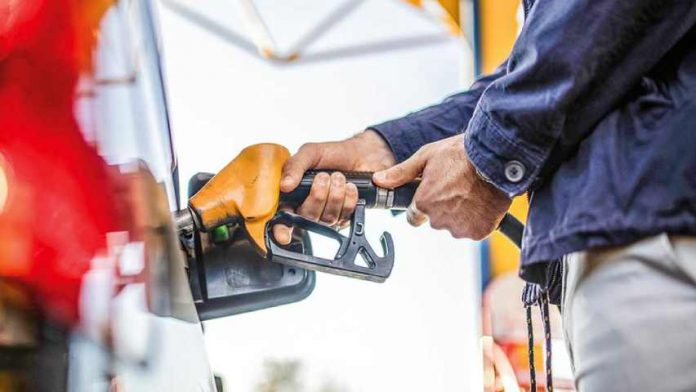 Precio de gasolina en EEUU llega a 5 dólares por galón