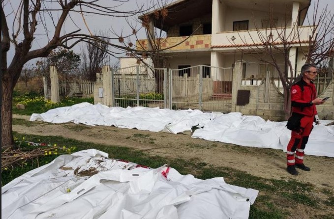 Se aprecian las bolsas que contienen los cuerpos de inmigrantes fallecidos en Steccato di Cutro, al sur de Crotone, después de que su barco se hundiera frente a la región de Calabria, en el sur de Italia. ( Foto: AFP) Se aprecian las bolsas que contienen los cuerpos de inmigrantes fallecidos en Steccato di Cutro, al sur de Crotone, después de que su barco se hundiera frente a la región de Calabria, en el sur de Italia. ( Foto: AFP)