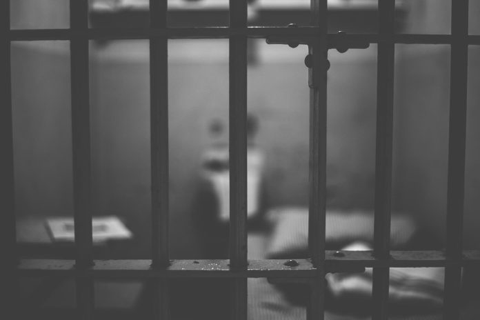 Encuentran muerto en calabozo a recluso acusado de abuso sexual