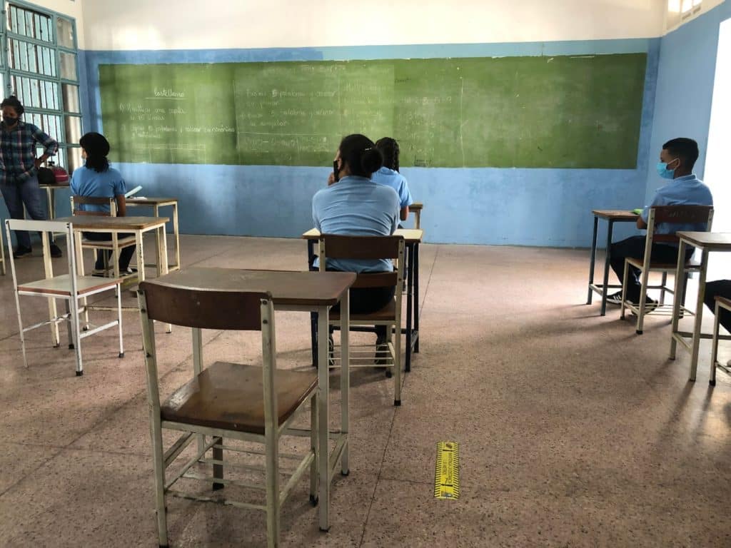 ¿Cuáles son las causas del alto índice de alumnos repitientes en la educación venezolana?