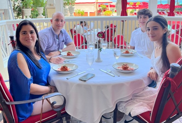 Familia se hizo una foto mientras comía en un restaurante sin darse cuenta que al fondo estaba Piqué con sus hijos