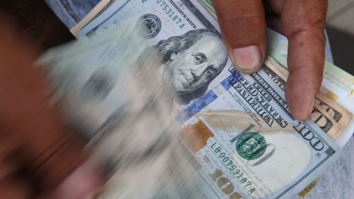 En picada salarios dolarizados en Venezuela por aumento del costo de la vida en esa moneda