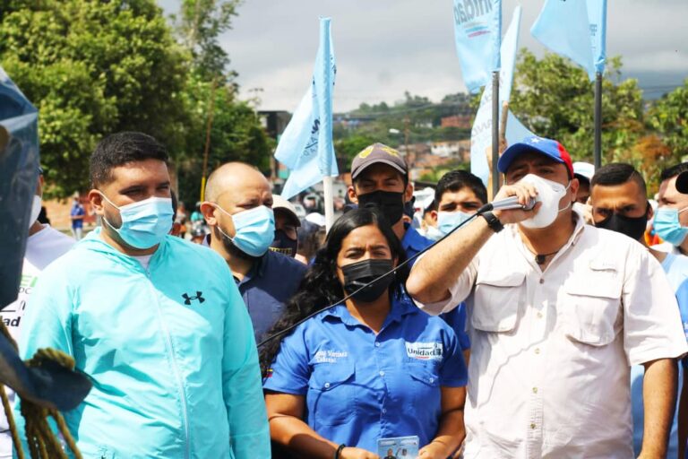 Fernando Andrade y Jackson Carrillo en contacto con rubienses