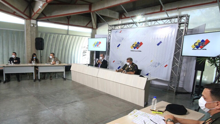 CNE recibió a Padrino López y afirman que agenda electoral está lista en 86%