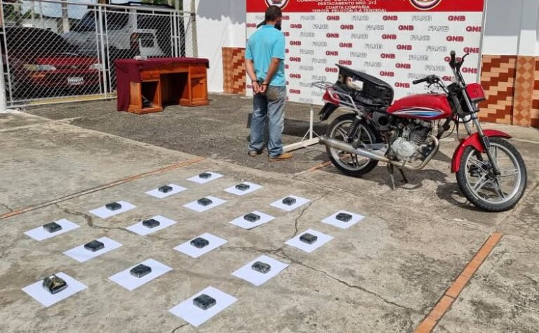 Detienen en La Tendida a un motorizado con alijo de marihuana oculto en el cojín