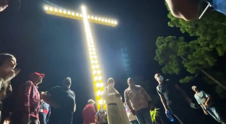 Vuelve a brillar la cruz de El Campanario