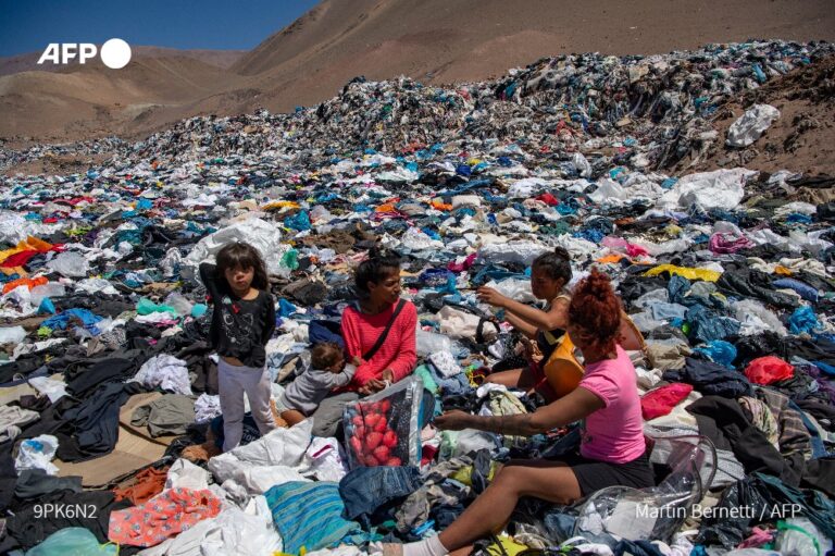 En el desierto de Atacama, el cementerio tóxico de la moda descartable