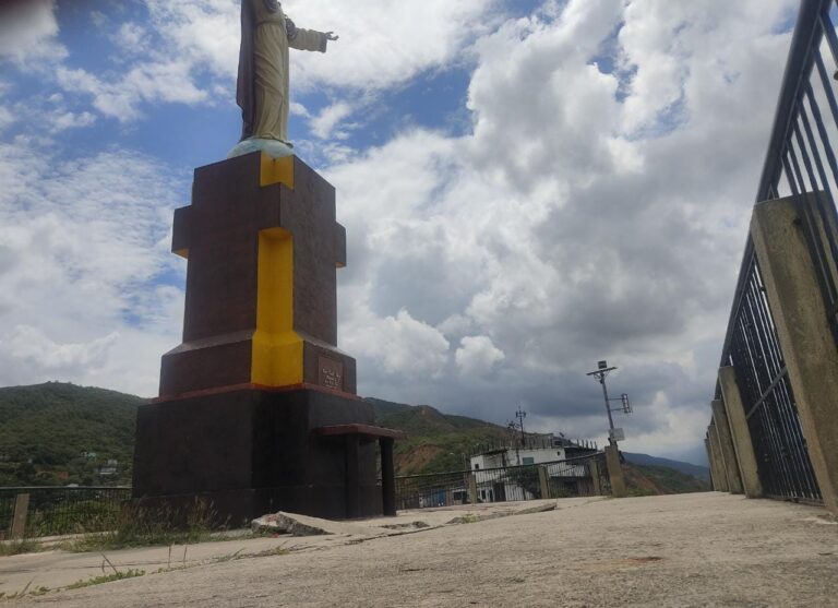 En peligro imagen de Cristo Rey tras socavación de parte del piso