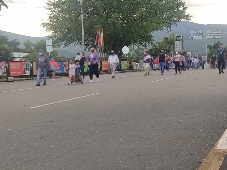 Concurrido y fluido el paso por el puente Simón Bolívar