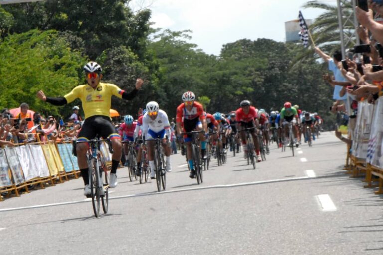 Luís Gómez se aferra el liderato de la Vuelta Ciclista a Venezuela 2021