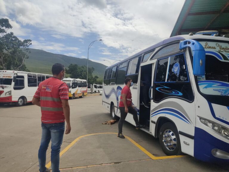Bajan de 15 mil a 10 mil pesos el pasaje desde San Antonio a San Cristóbal en buseta