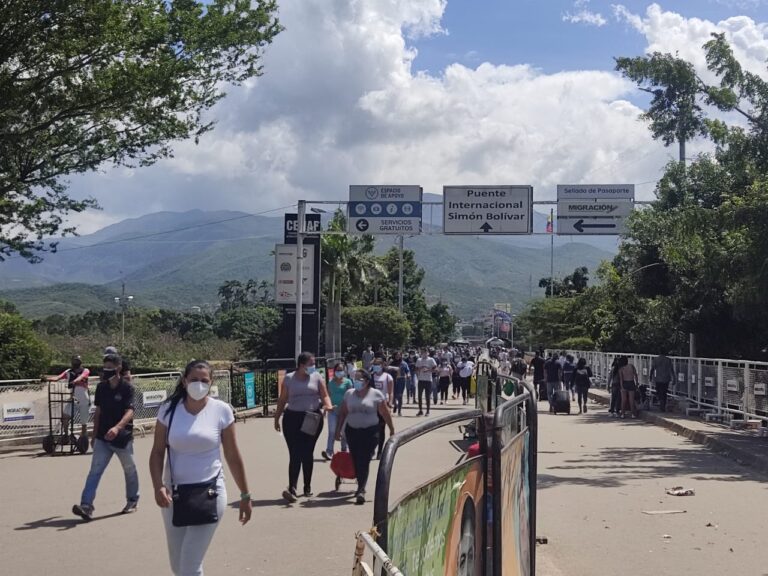 Nutridos grupos de venezolanos atravesaron este sábado el puente Simón Bolívar