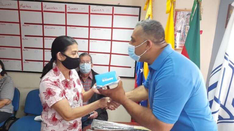 La UMO en Colón entregó ayudas a maestros