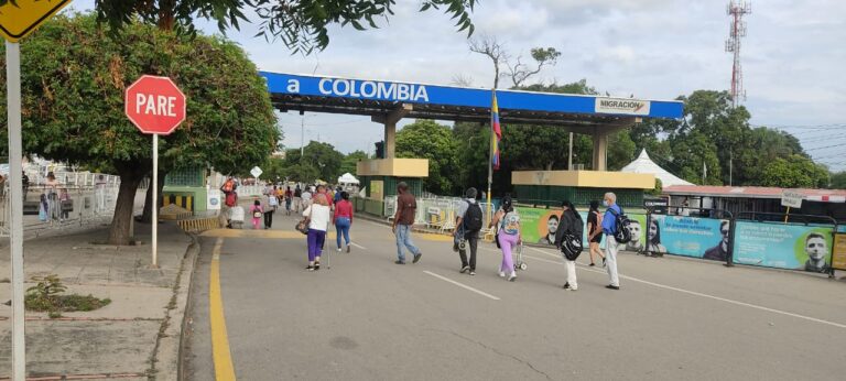 Gran afluencia de ciudadanos sobre el puente Simón Bolívar este martes 