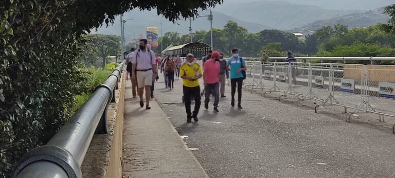 Jueves impar por el puente Simón Bolívar