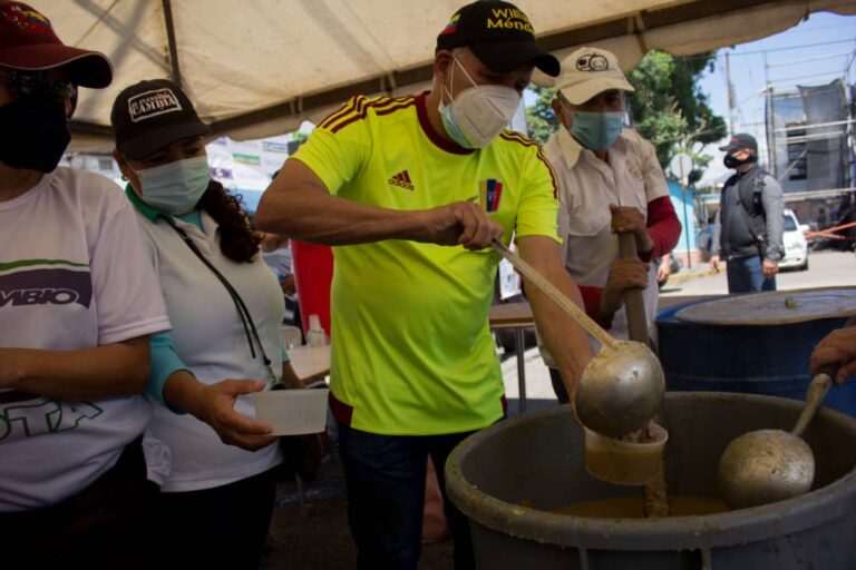 “Humanizando la ciudad” repartió  seis mil sopas en Plaza Venezuela
