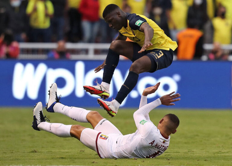 Ecuador lejos de su buen juego, pero se acerca a la cita mundialista