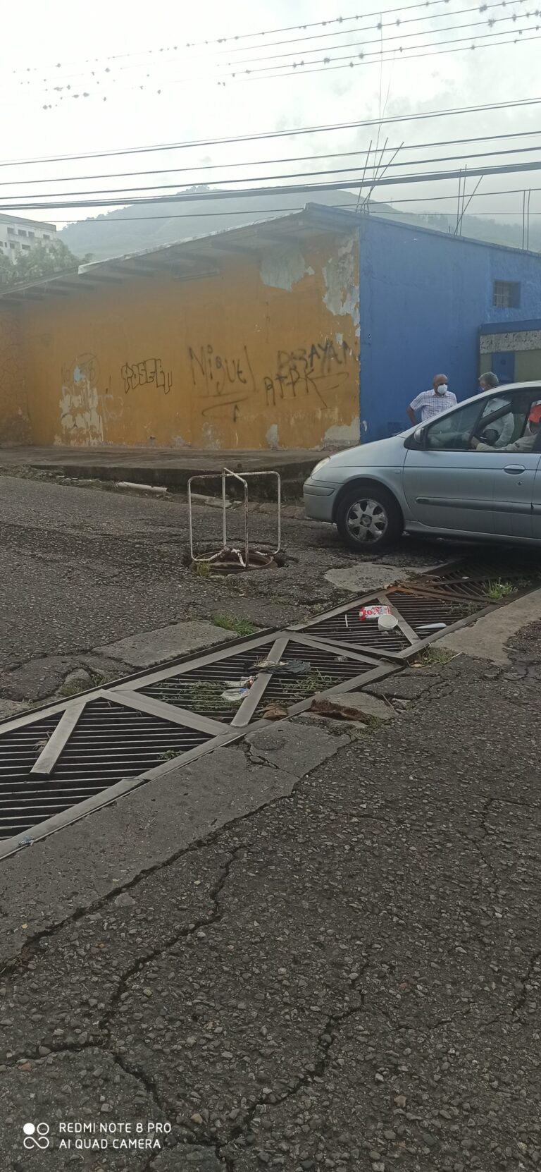 Basuras y peligrosos huecos en vía hacia Polígono de Tiro