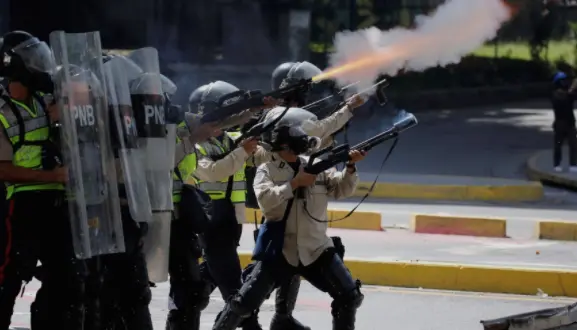 Migrantes venezolanos detenidos en Texas son tratados como criminales 