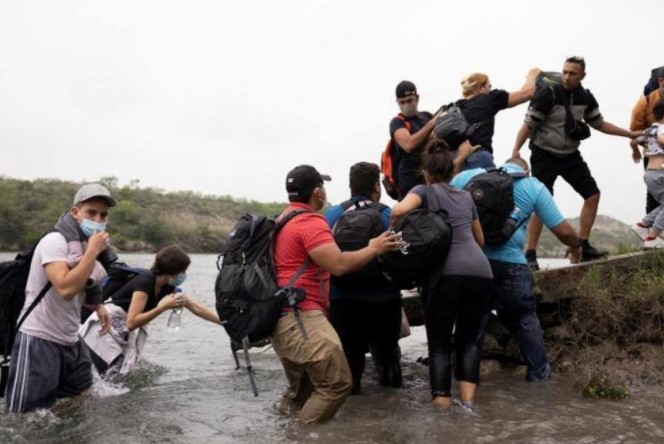 Migrantes venezolanos detenidos en Texas son tratados como criminales