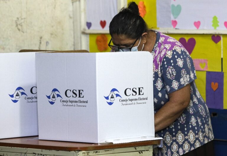 Nicaragüenses votan en unos comicios que aferran a Ortega al poder