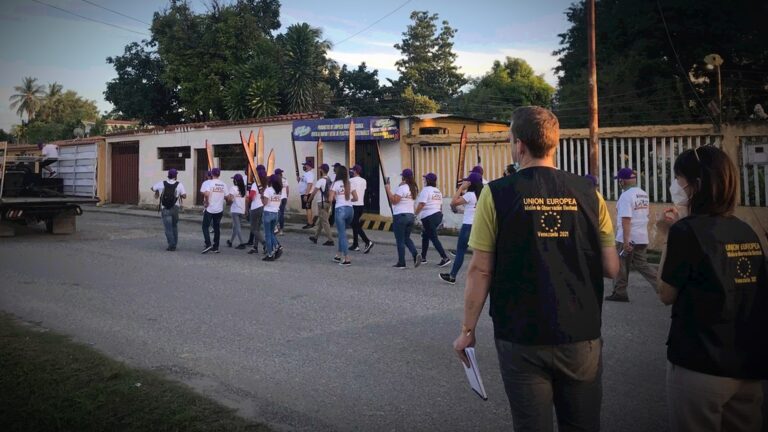 Misión de la UE verificó funcionamiento de las máquinas y observa actos de campaña