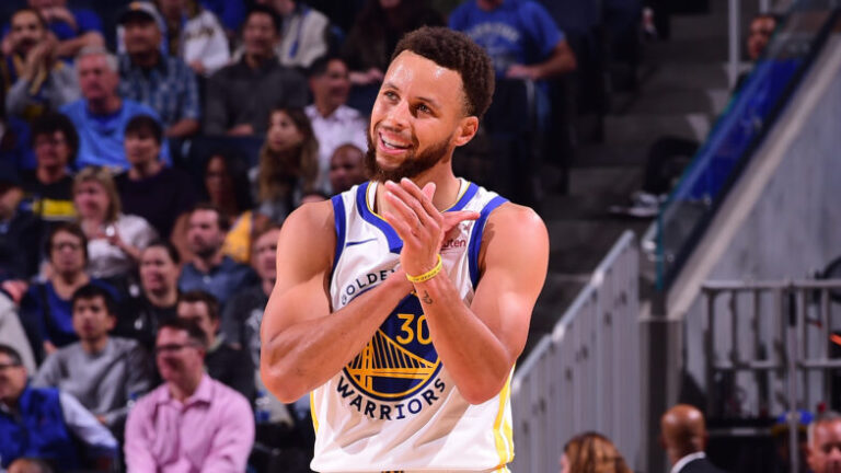 Curry, a paso brillante, impulsa a los Warriors