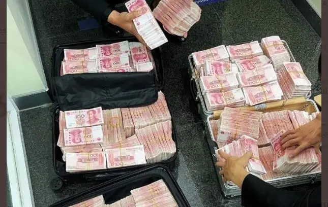 Millonario chino retira 675.000 euros en efectivo y obliga a trabajadores a contar los billetes