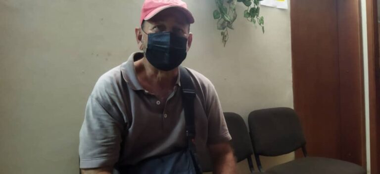 Denuncia cobro adicional de 1.7 Petros por renovación de cédula de residente