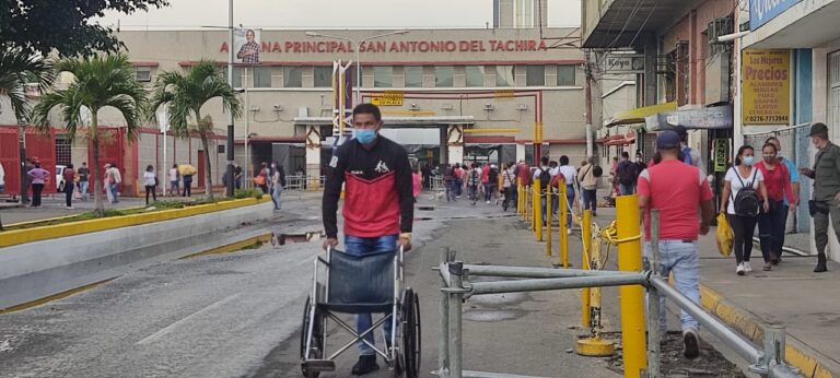 Jueves lluvioso y de cédula impar por la frontera