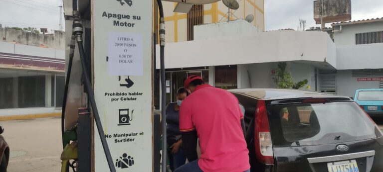Aumentan 200 pesos al litro de la gasolina en las bombas internacionales