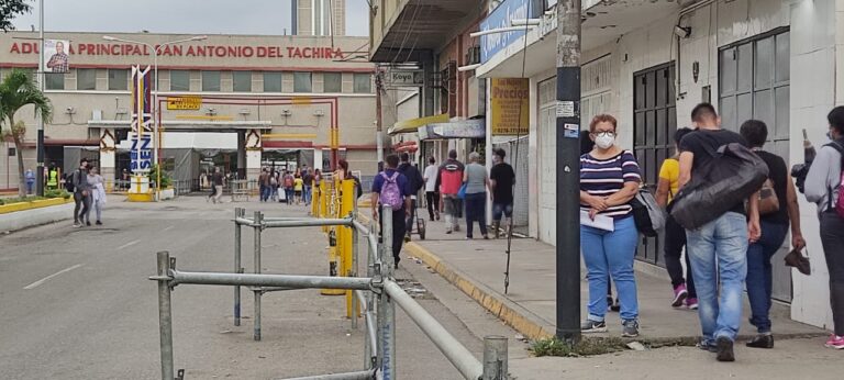 Arranca la semana con nutrida circulación de ciudadanos por la avenida Venezuela