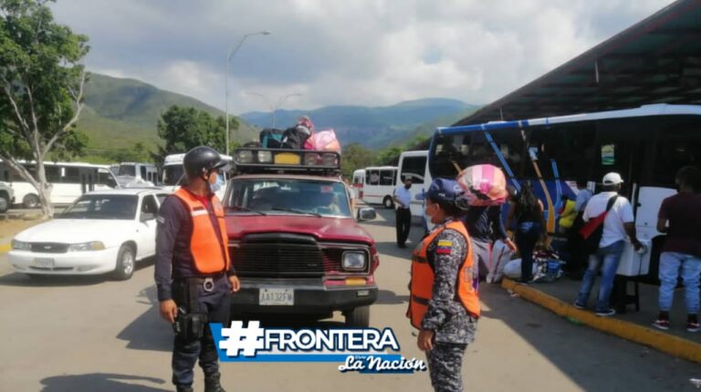 Interceptan 4 vehículos “piratas” cuando se disponían abandonar la frontera con pasajeros