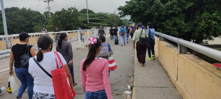 Concurrido el tránsito por el puente Simón Bolívar