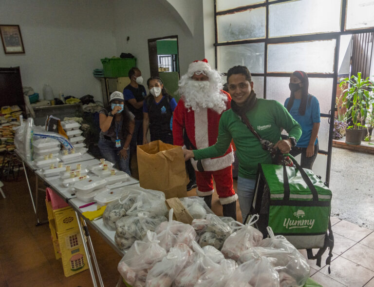 265 personas en situación de calle recibieron alimentos de Yummy y Panabus