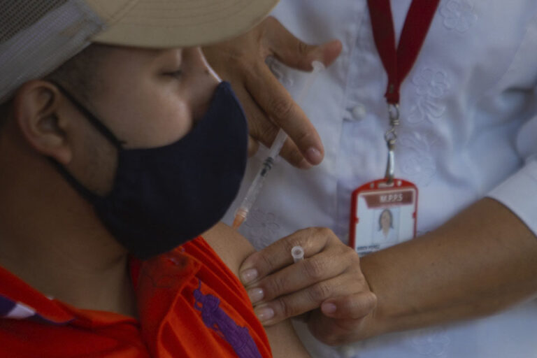 Balance de un plan de vacunación envuelto en “caos y desinformación”