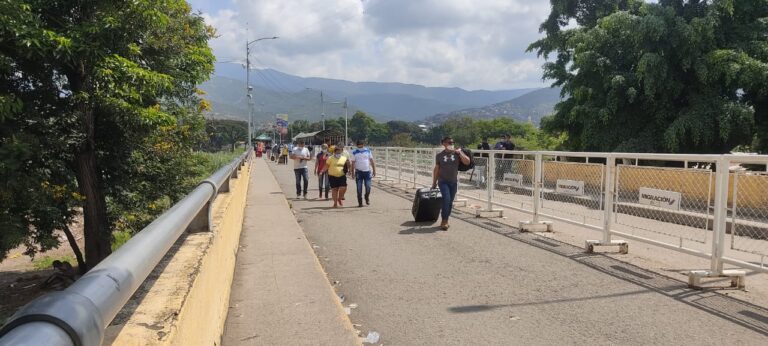 Así transcurre este domingo el tránsito por el puente Simón Bolívar