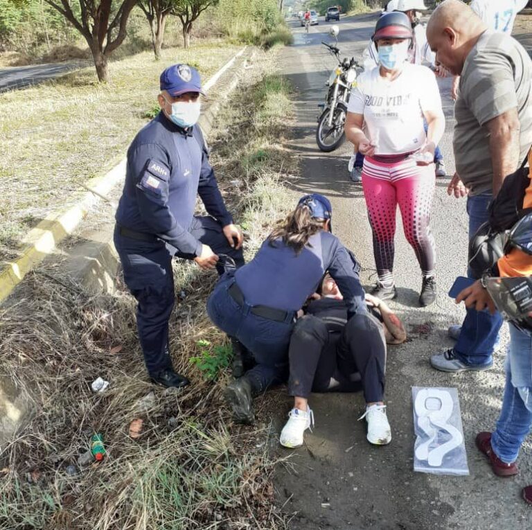 Dama lesionada tras perder el control de su moto en Tienditas