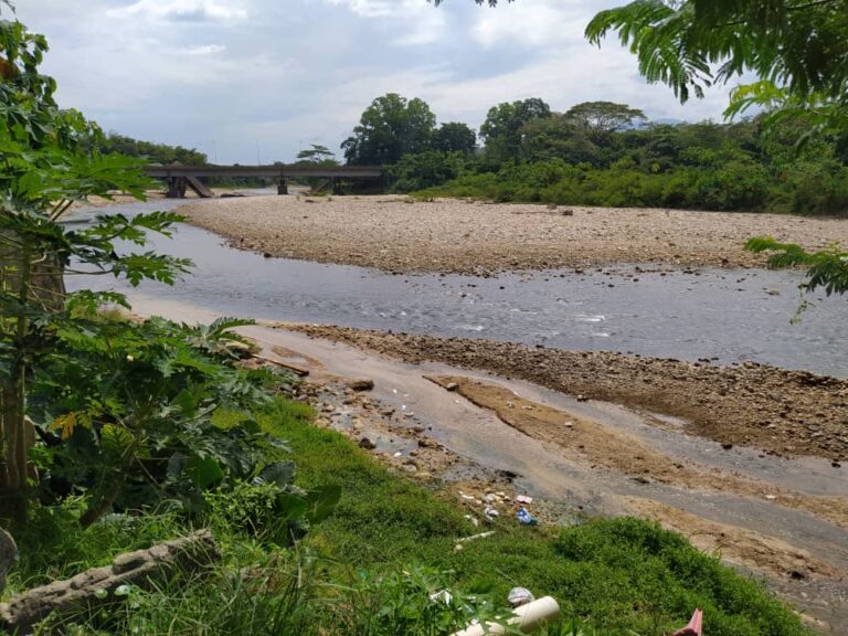 En Las Palmeras de Chururú piden canalización del río