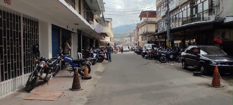 Aceras como estacionamientos para motos en San Antonio