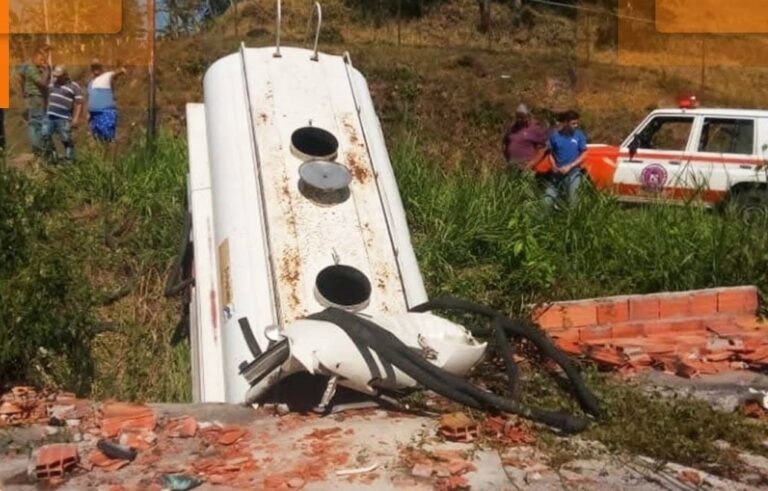 Cisterna destinada al suministro de agua volcó en Cumbres Andinas de San Josecito