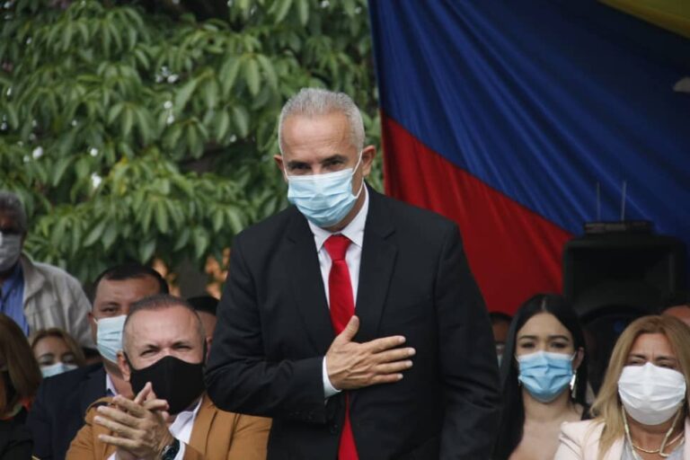 Hoy Bernal asume el mando